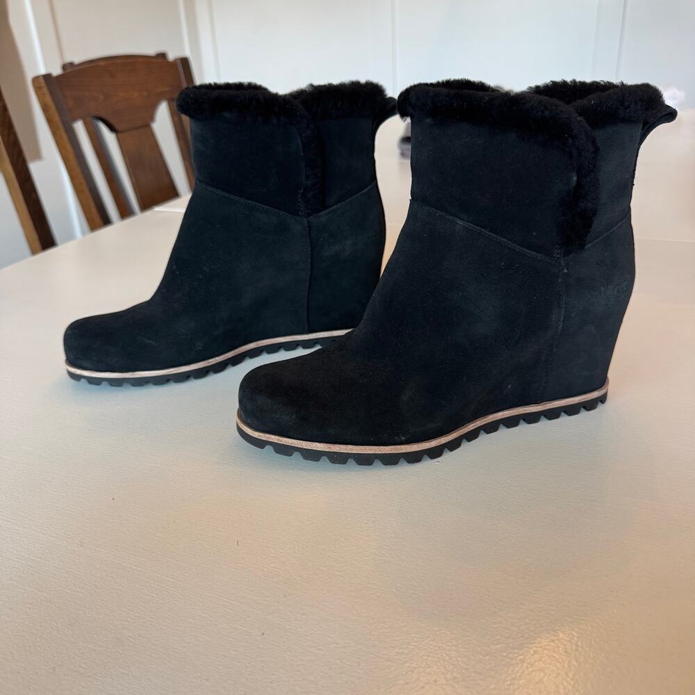 UGG Women's Seyline Wedge Bootie Black Waterproof Suede Faux Fur Trim Size US 10